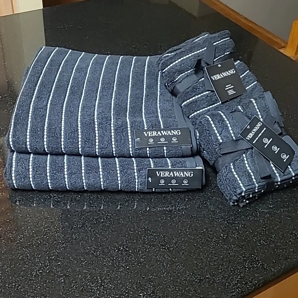 Vera Wang Bath Towel Set